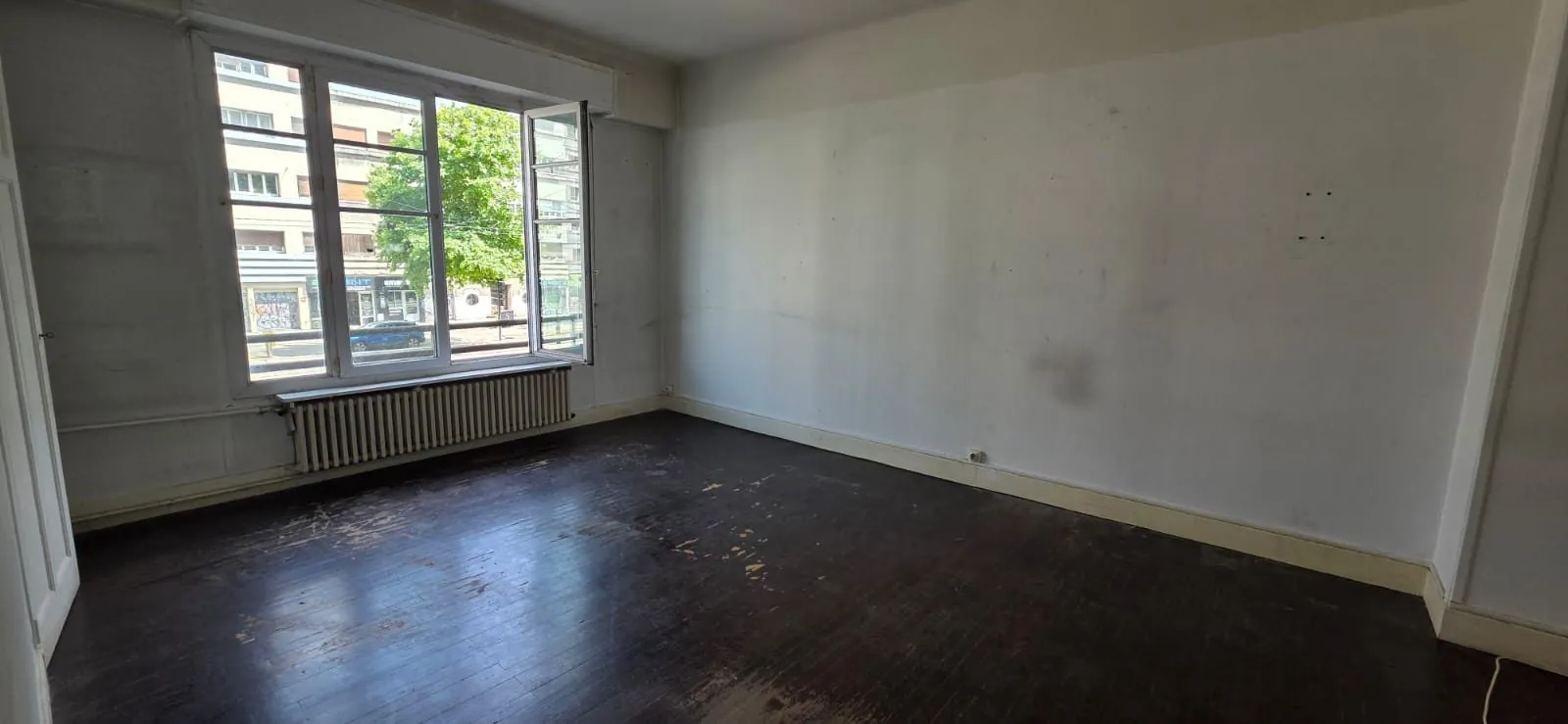 Appartement T1 à vendre à Grenoble centre avec cave, garage et potentiel de rénovation 