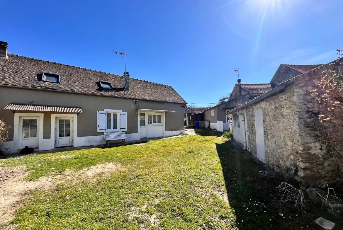 Maison en pierre spacieuse avec dépendances à Boissy-le-Cutte 