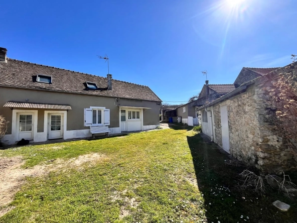 Maison en pierre spacieuse avec dépendances à Boissy-le-Cutte