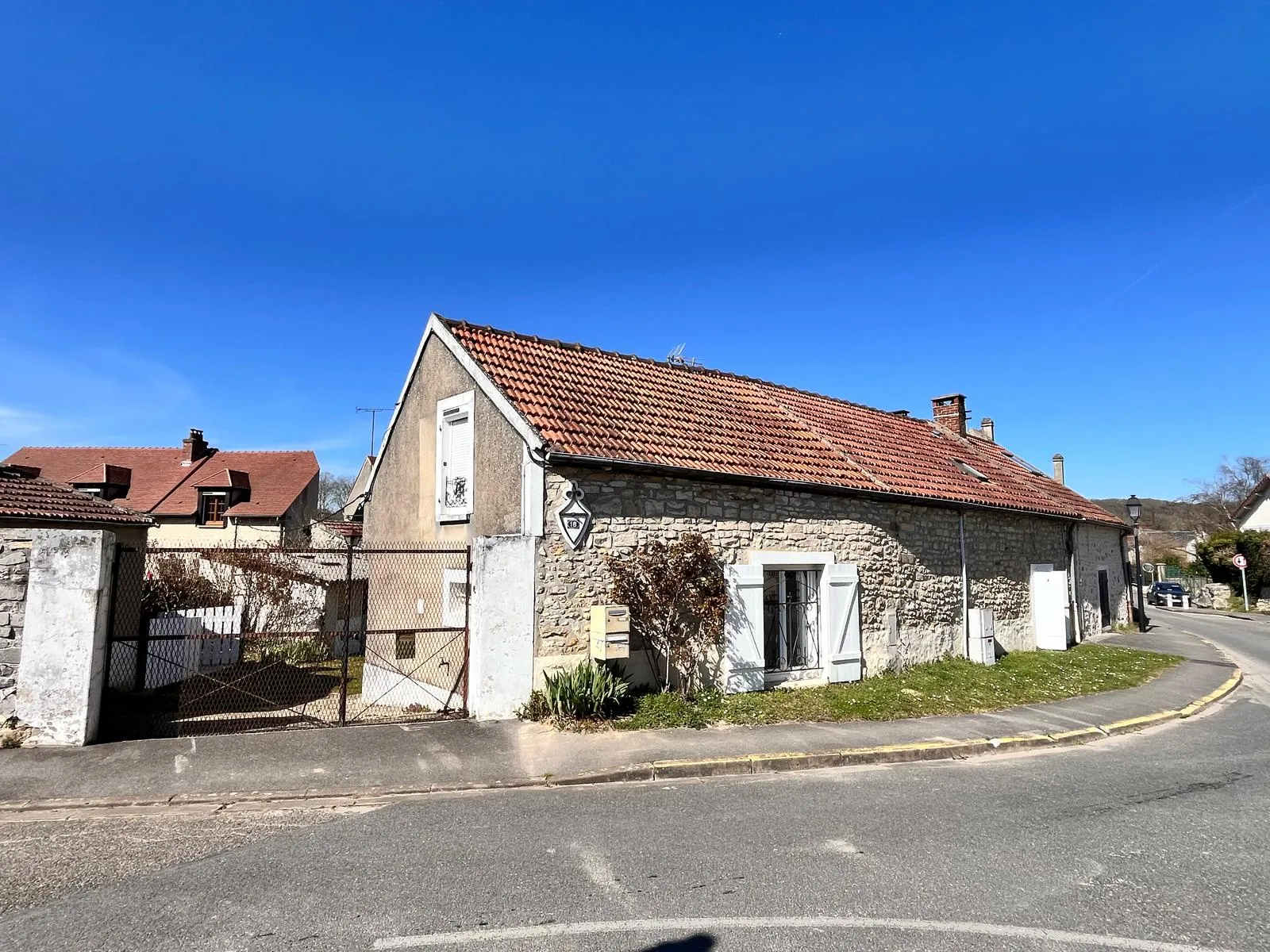 Maison en pierre spacieuse avec dépendances à Boissy-le-Cutte 