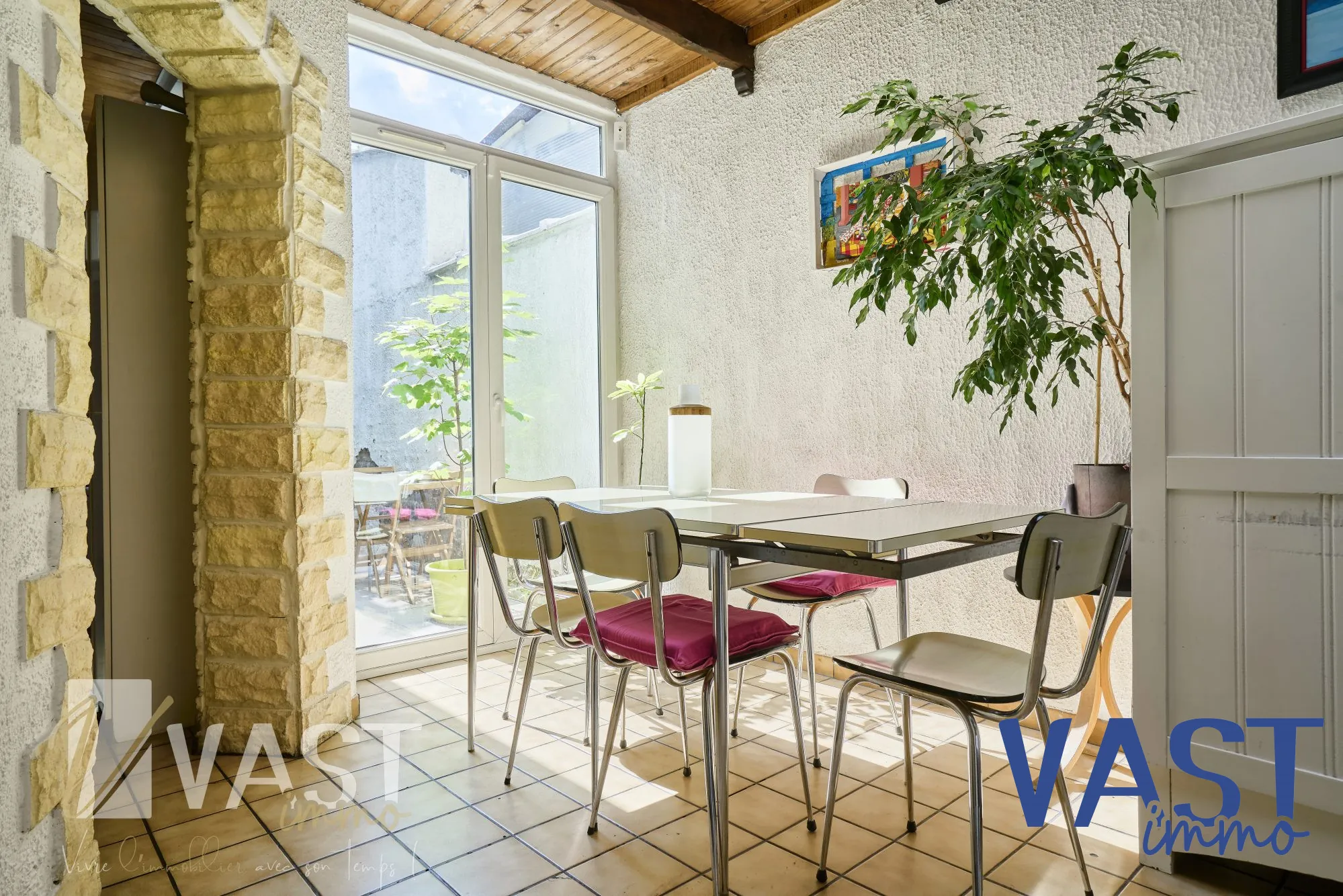 Maison de 1930 à Tourcoing avec 5 chambres, terrasse et cachet d'époque 