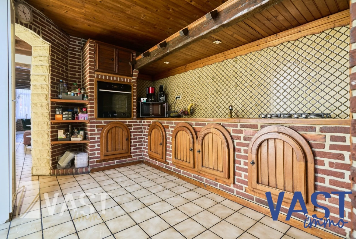 Maison de 1930 à Tourcoing avec 5 chambres, terrasse et cachet d'époque 