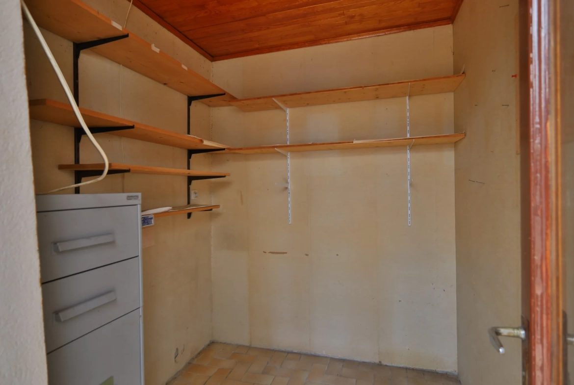 Maison à vendre de 133 m² à Beauvoir-de-marc avec jardin et travaux à prévoir 