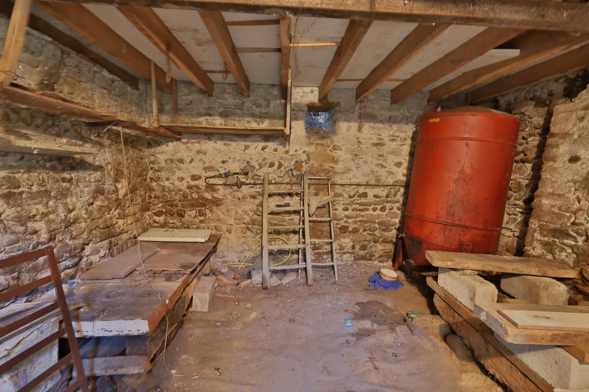 Maison à vendre de 133 m² à Beauvoir-de-marc avec jardin et travaux à prévoir 