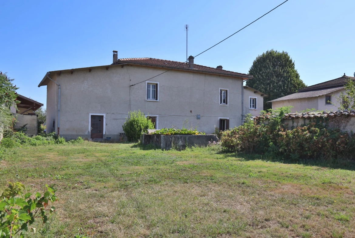 Maison à vendre de 133 m² à Beauvoir-de-marc avec jardin et travaux à prévoir 