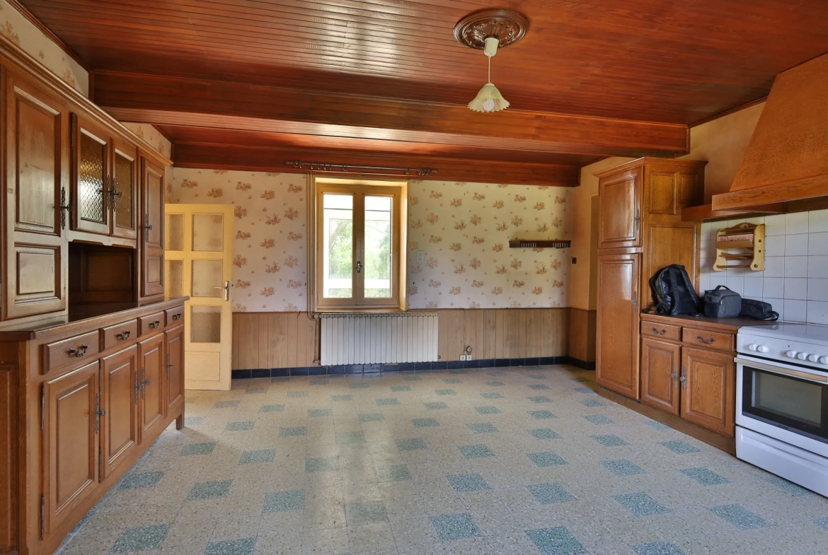 Maison à vendre de 133 m² à Beauvoir-de-marc avec jardin et travaux à prévoir 