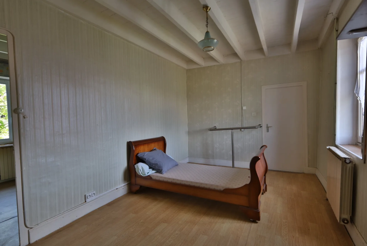 Maison à vendre de 133 m² à Beauvoir-de-marc avec jardin et travaux à prévoir 