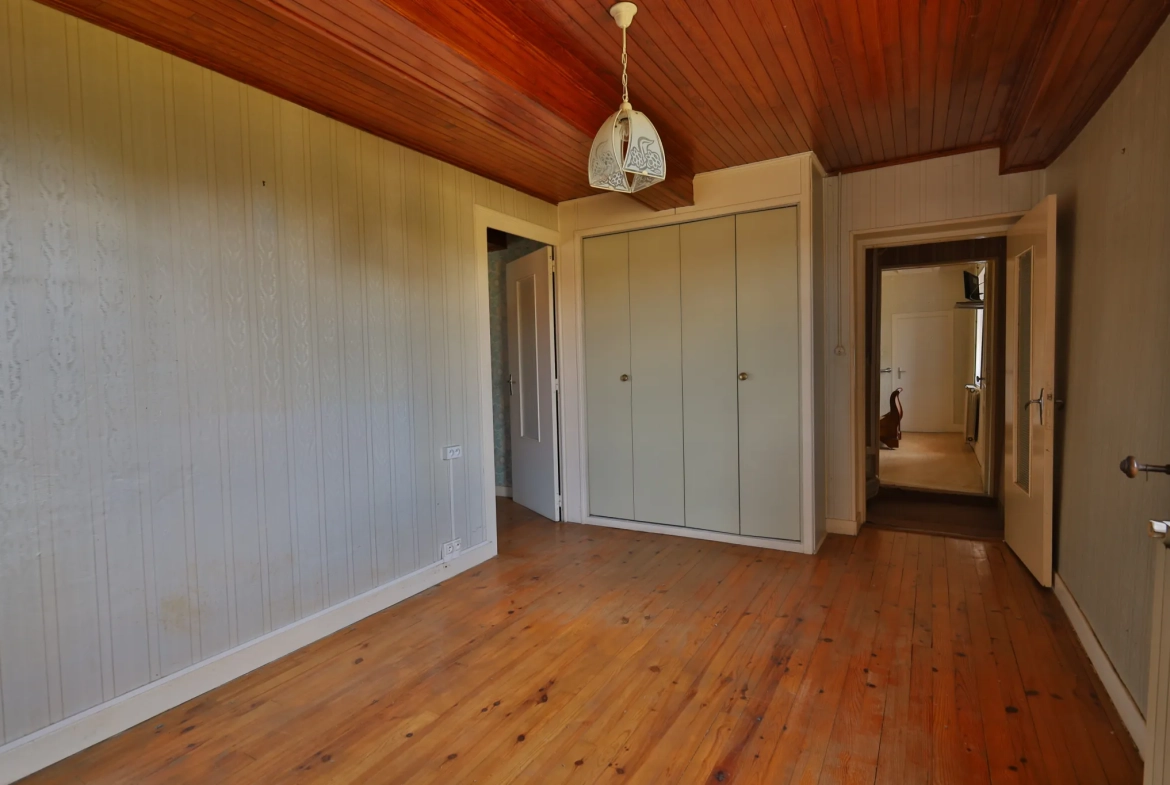Maison à vendre de 133 m² à Beauvoir-de-marc avec jardin et travaux à prévoir 