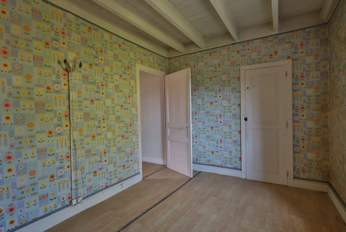Maison à vendre de 133 m² à Beauvoir-de-marc avec jardin et travaux à prévoir 