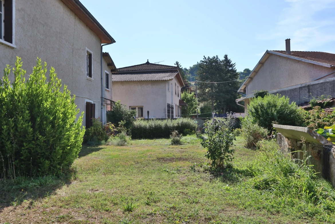Maison à vendre de 133 m² à Beauvoir-de-marc avec jardin et travaux à prévoir 
