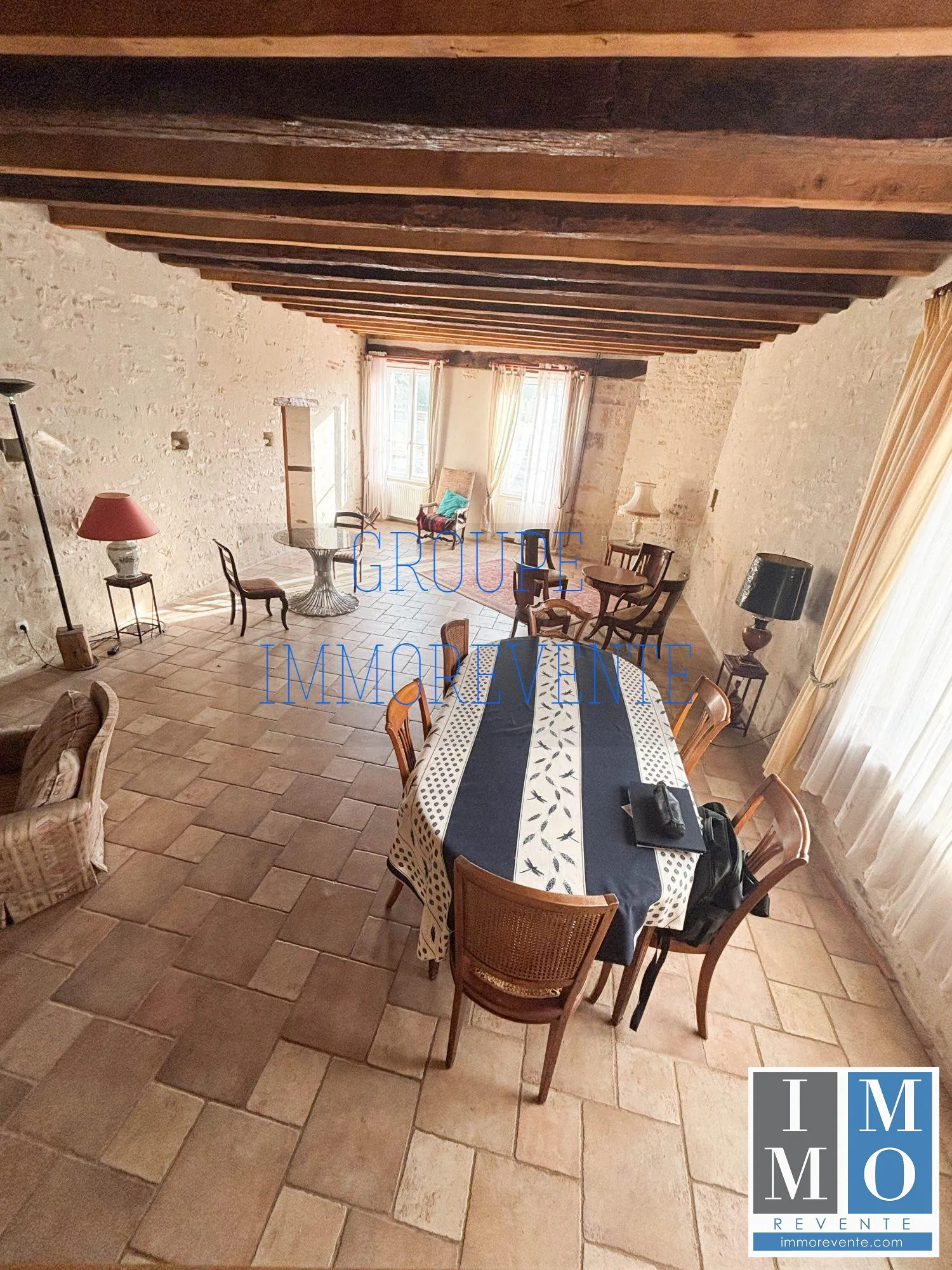 Maison spacieuse de 287 m² à Dun-sur-Auron avec mezzanine et terrasse 