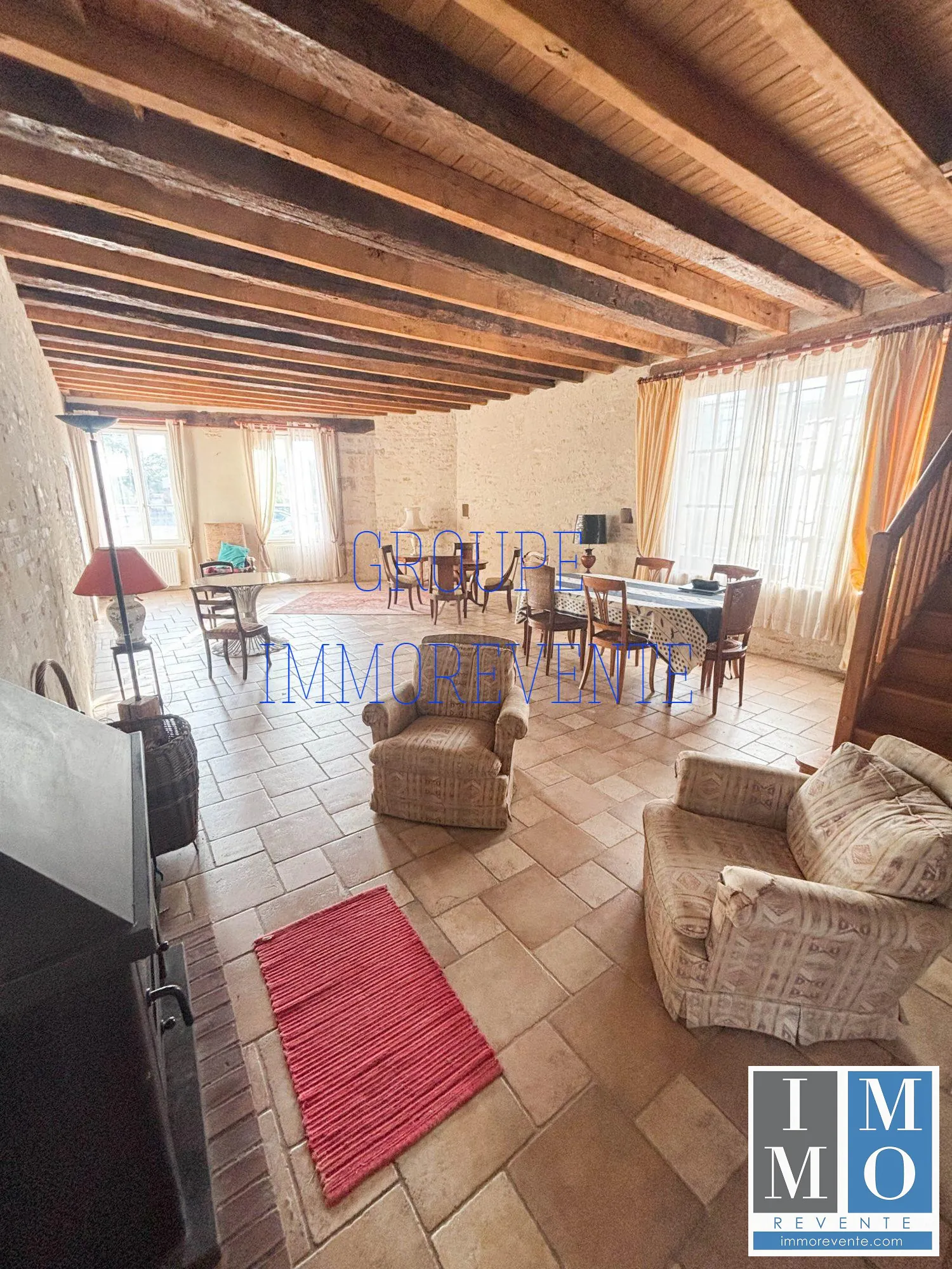 Maison spacieuse de 287 m² à Dun-sur-Auron avec mezzanine et terrasse 