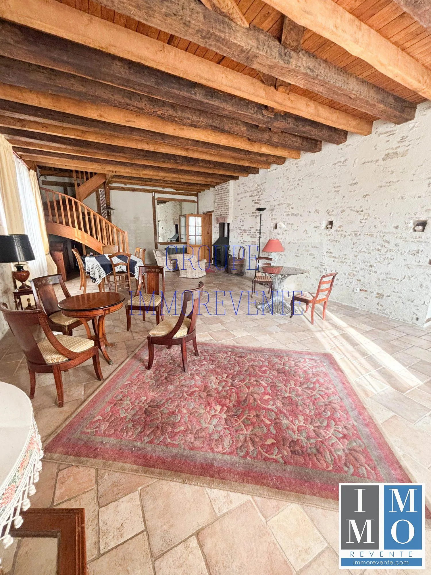 Maison spacieuse de 287 m² à Dun-sur-Auron avec mezzanine et terrasse 