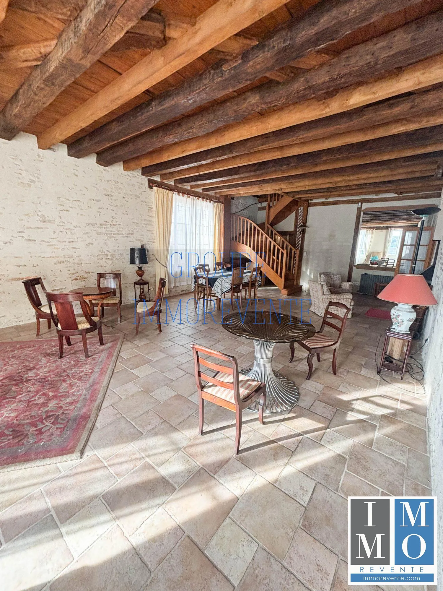 Maison spacieuse de 287 m² à Dun-sur-Auron avec mezzanine et terrasse 