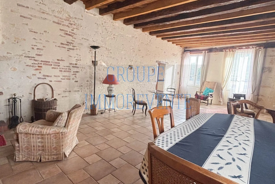 Maison spacieuse de 287 m² à Dun-sur-Auron avec mezzanine et terrasse 