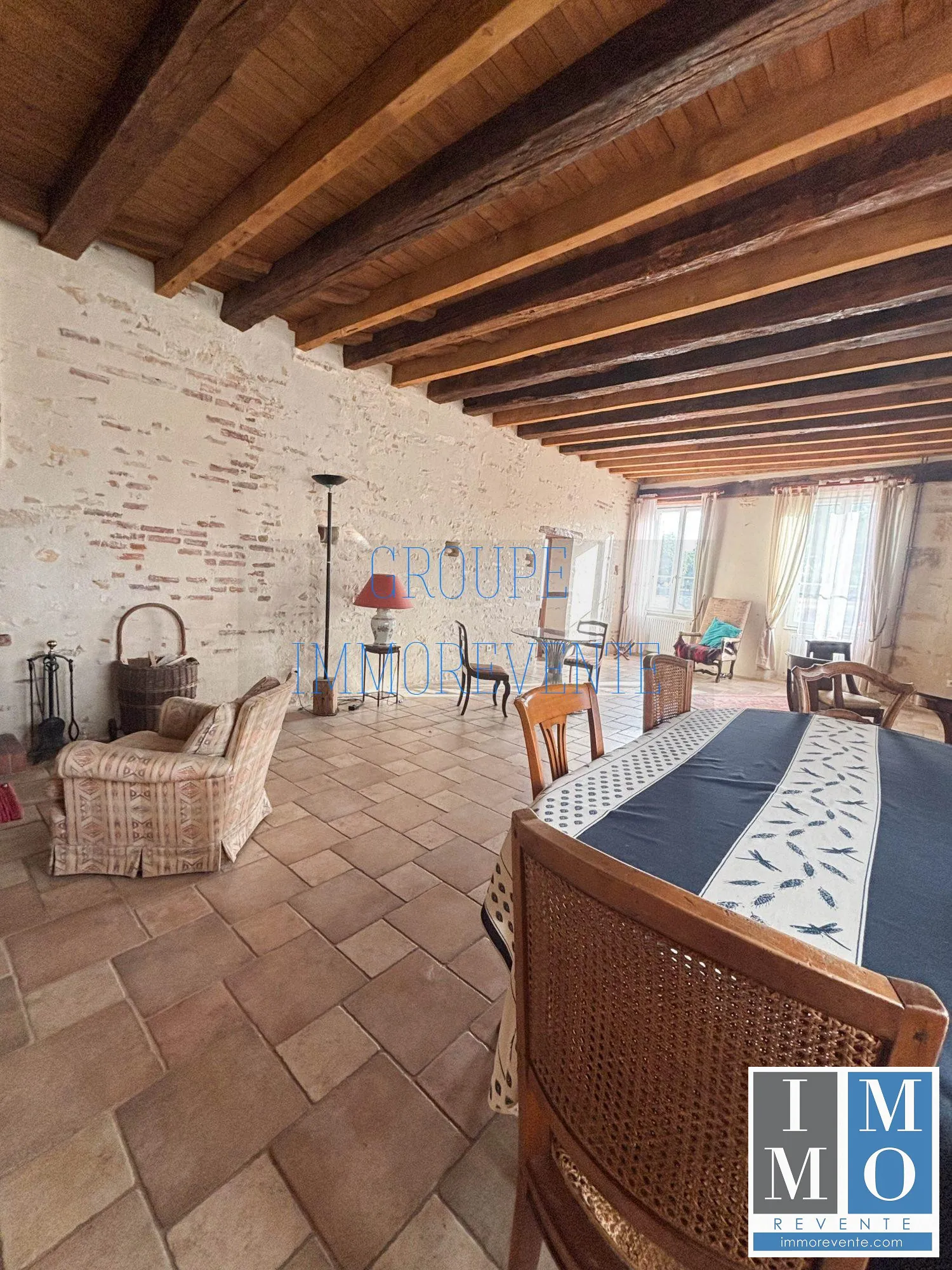 Maison spacieuse de 287 m² à Dun-sur-Auron avec mezzanine et terrasse 