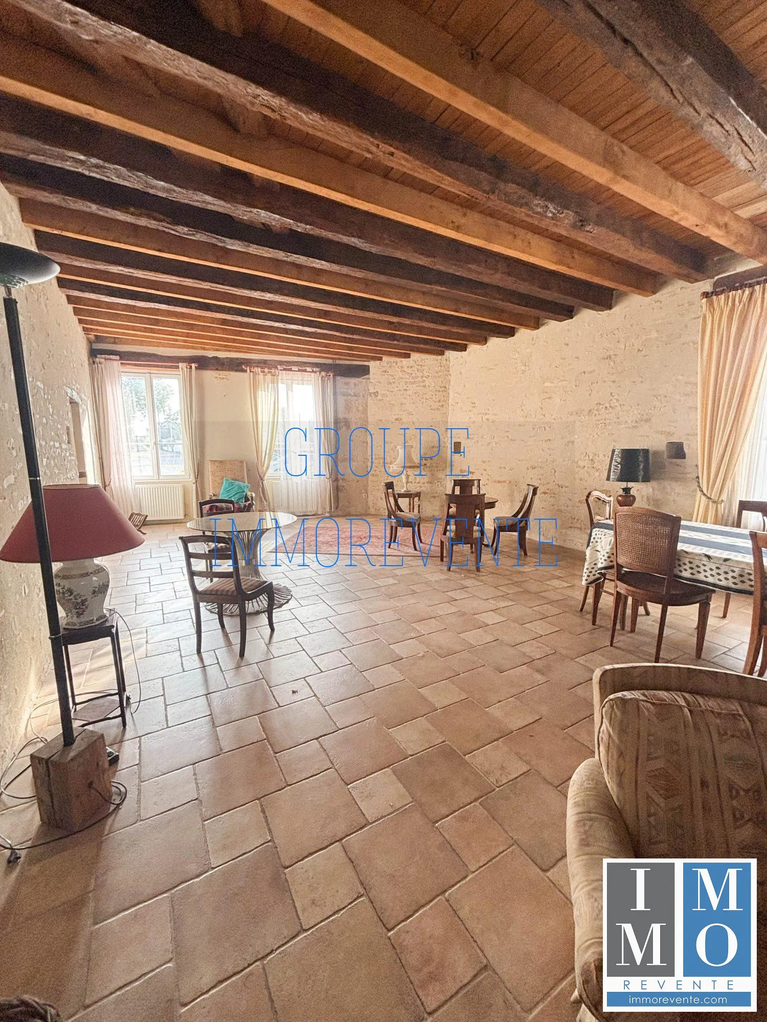 Maison spacieuse de 287 m² à Dun-sur-Auron avec mezzanine et terrasse 