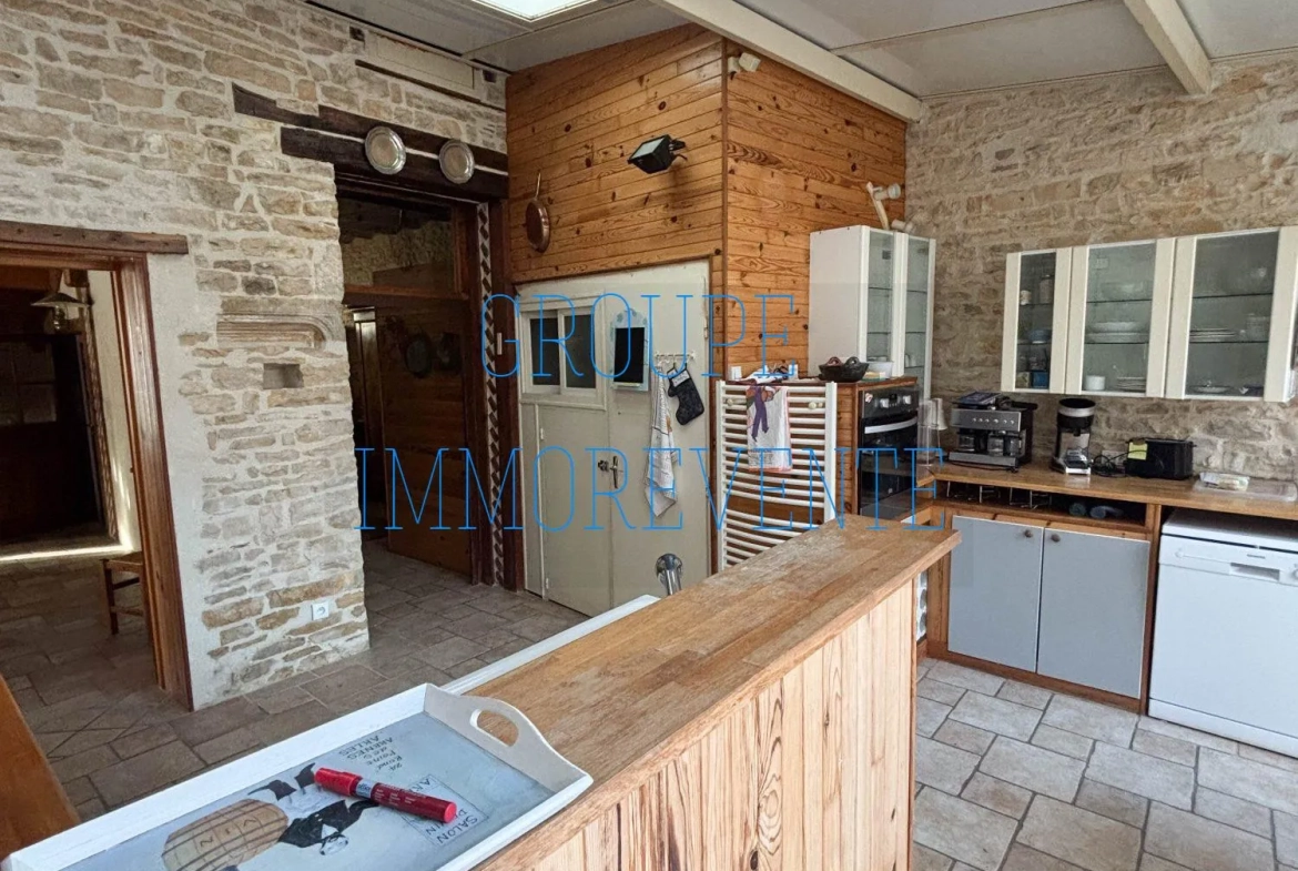 Maison spacieuse de 287 m² à Dun-sur-Auron avec mezzanine et terrasse 