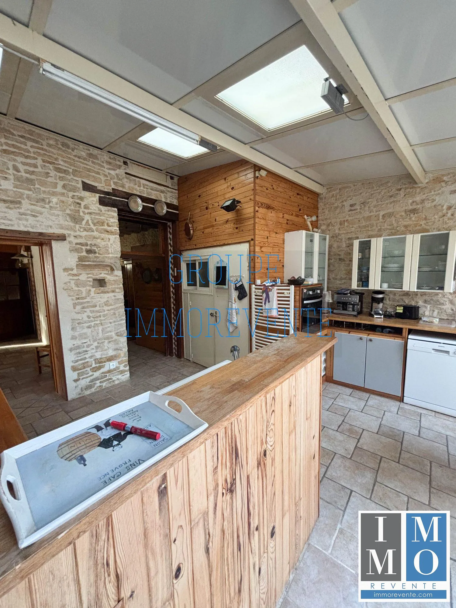 Maison spacieuse de 287 m² à Dun-sur-Auron avec mezzanine et terrasse 