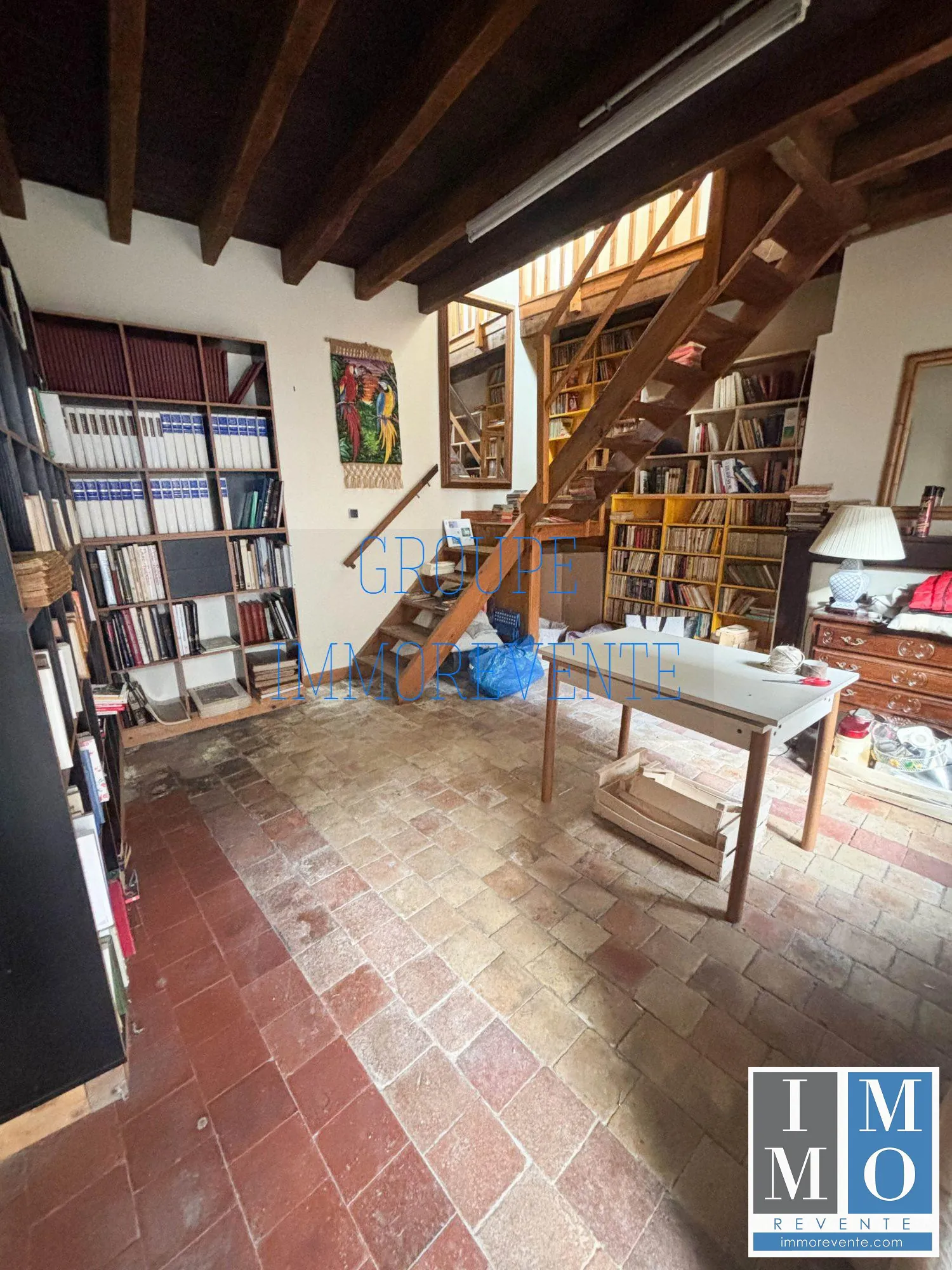 Maison spacieuse de 287 m² à Dun-sur-Auron avec mezzanine et terrasse 