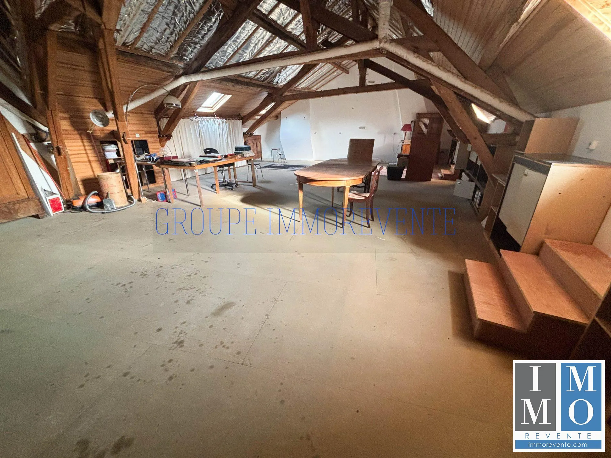 Maison spacieuse de 287 m² à Dun-sur-Auron avec mezzanine et terrasse 
