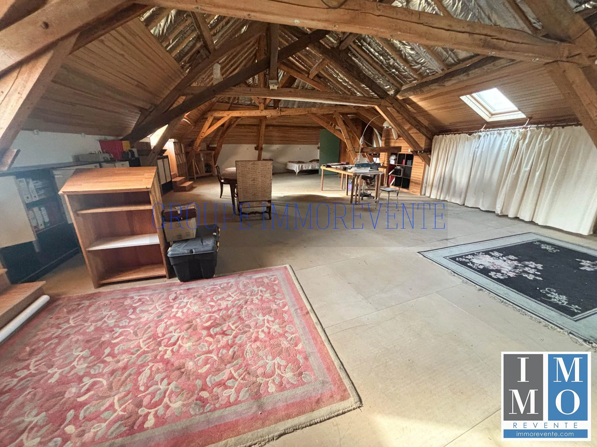 Maison spacieuse de 287 m² à Dun-sur-Auron avec mezzanine et terrasse 