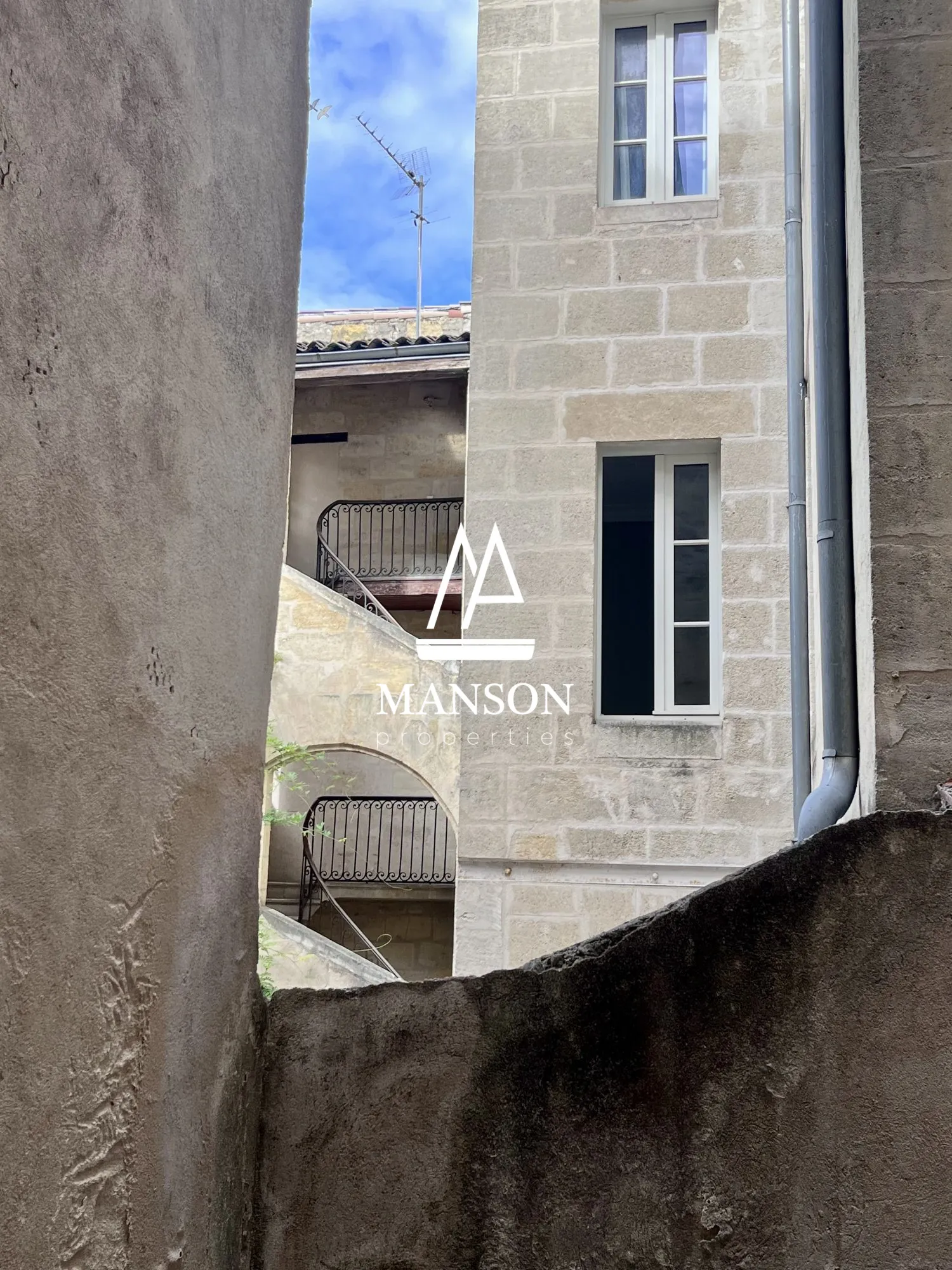 Appartement T1bis rénové à Bordeaux centre historique 