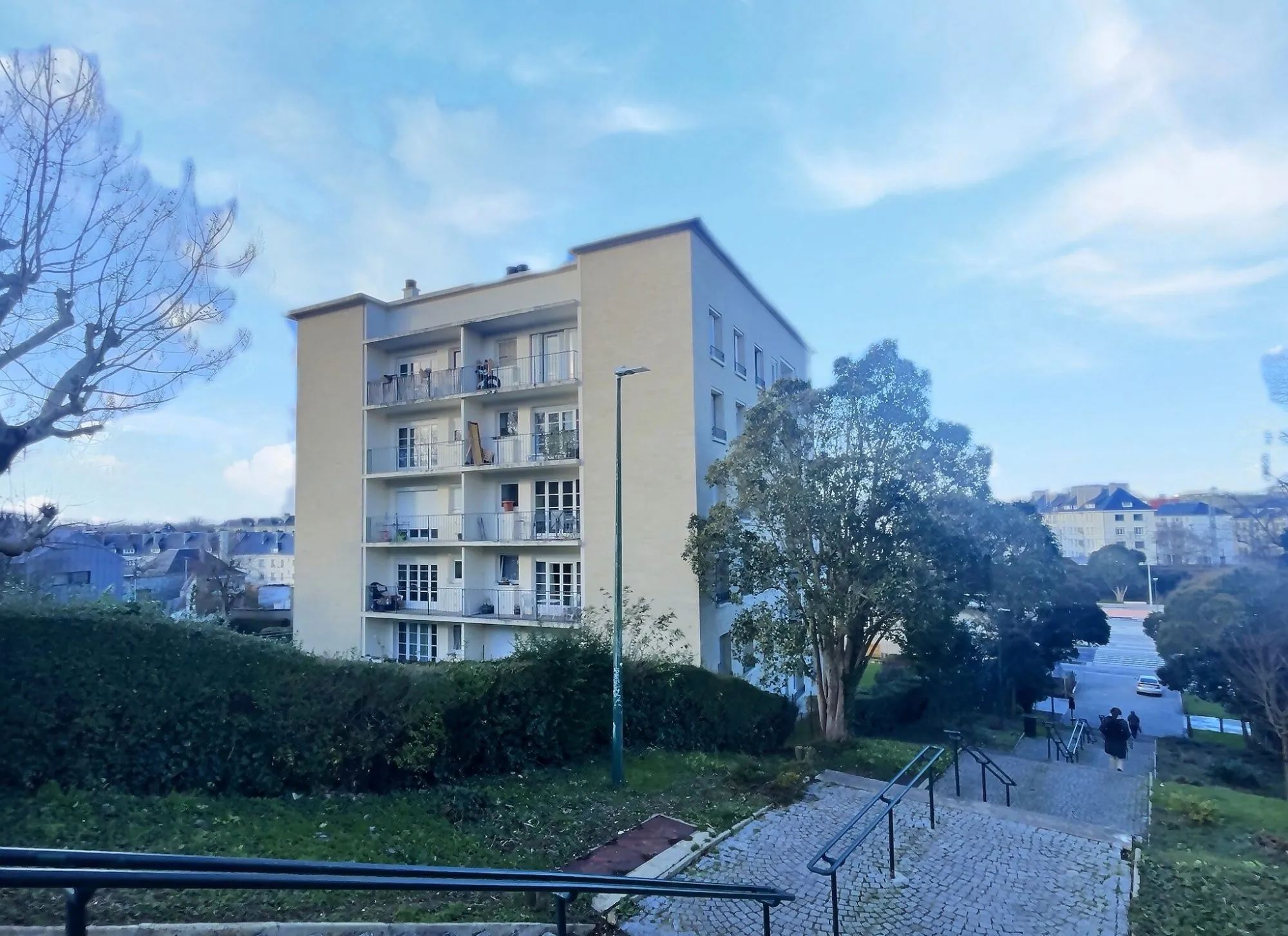Studio à Caen de 29 m² loué, idéal investisseur avec cave et balcon, proche gare 