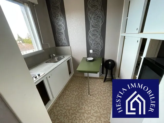 Studio meublé à Avallon avec balcon, cave et parking dans résidence sécurisée 
