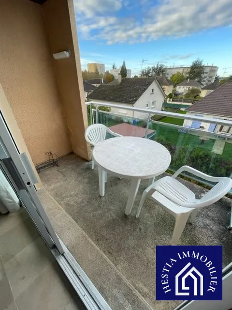 Studio meublé à Avallon avec balcon, cave et parking dans résidence sécurisée 