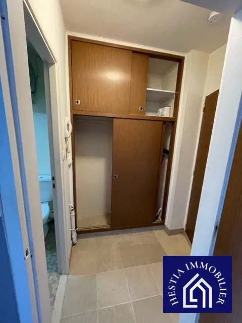Studio meublé à Avallon avec balcon, cave et parking dans résidence sécurisée 