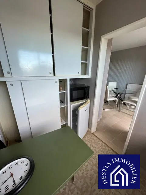Studio meublé à Avallon avec balcon, cave et parking dans résidence sécurisée 