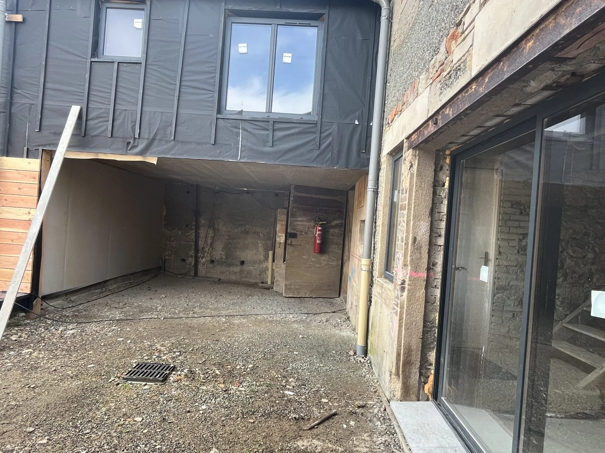 Plateau à vendre à Saint-Lager de 150 m² avec terrasse, jardin et parking 
