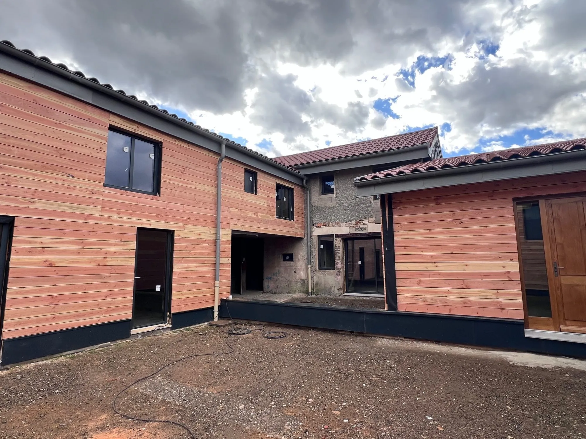 Plateau à vendre à Saint-Lager de 150 m² avec terrasse, jardin et parking 