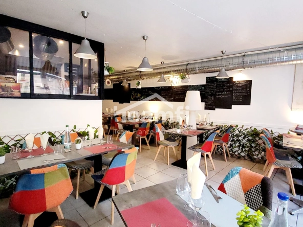 Fonds de commerce à vendre à Saint-Féliu-d'Avall, idéal pour bar ou restaurant avec terrasse et clientèle fidèle