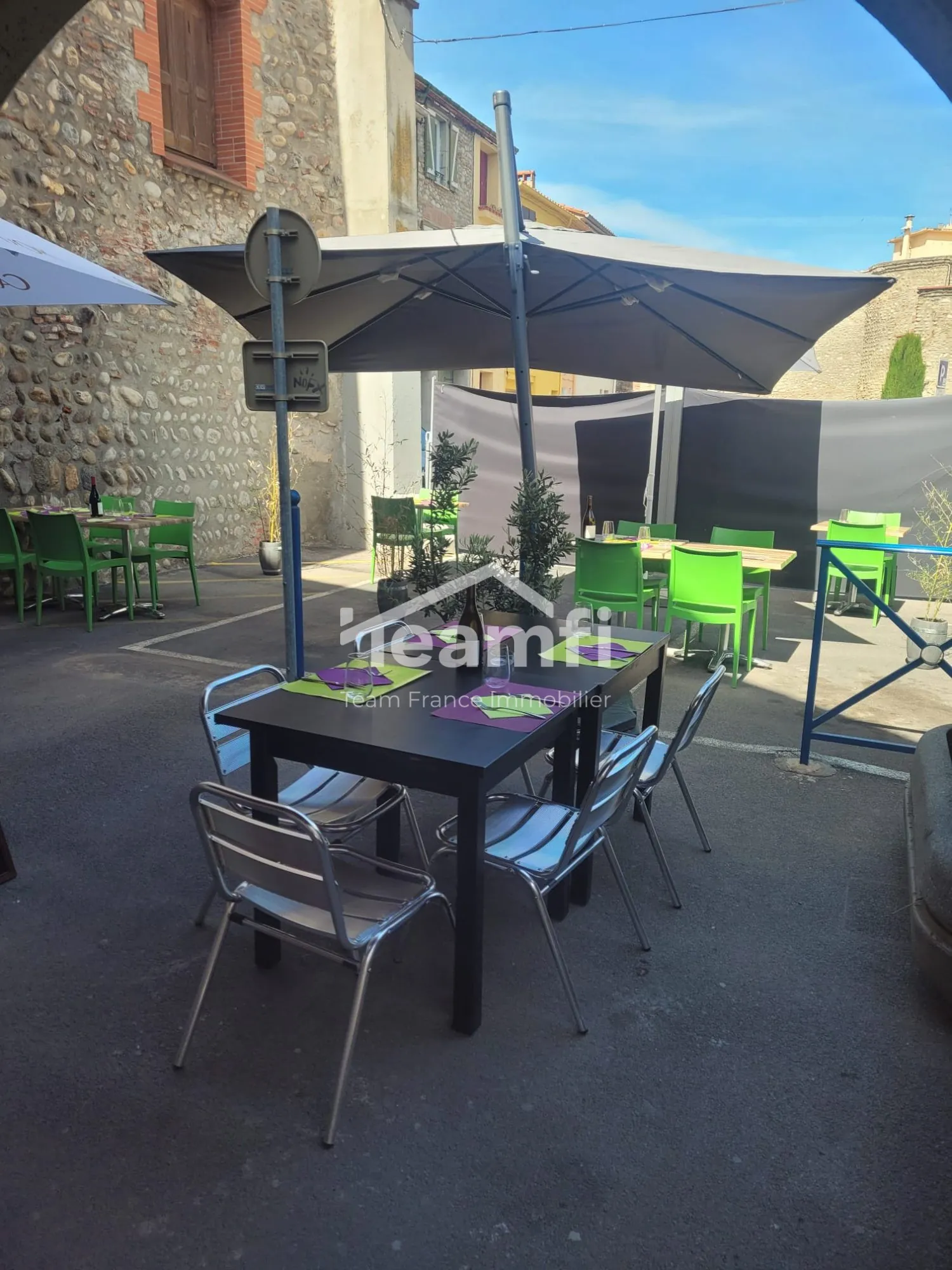 Fonds de commerce à vendre à Saint-Féliu-d'Avall, idéal pour bar ou restaurant avec terrasse et clientèle fidèle 