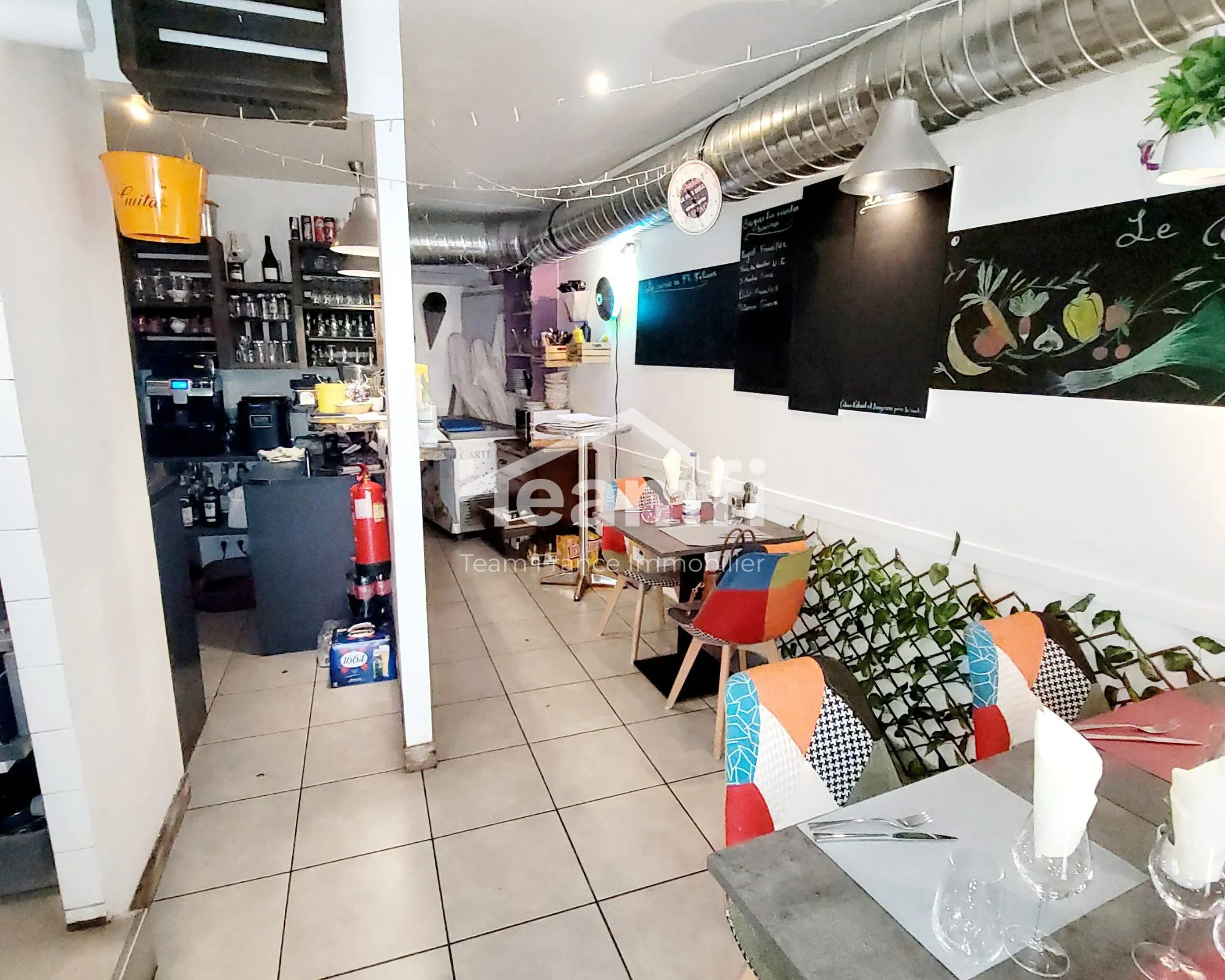 Fonds de commerce à vendre à Saint-Féliu-d'Avall, idéal pour bar ou restaurant avec terrasse et clientèle fidèle 