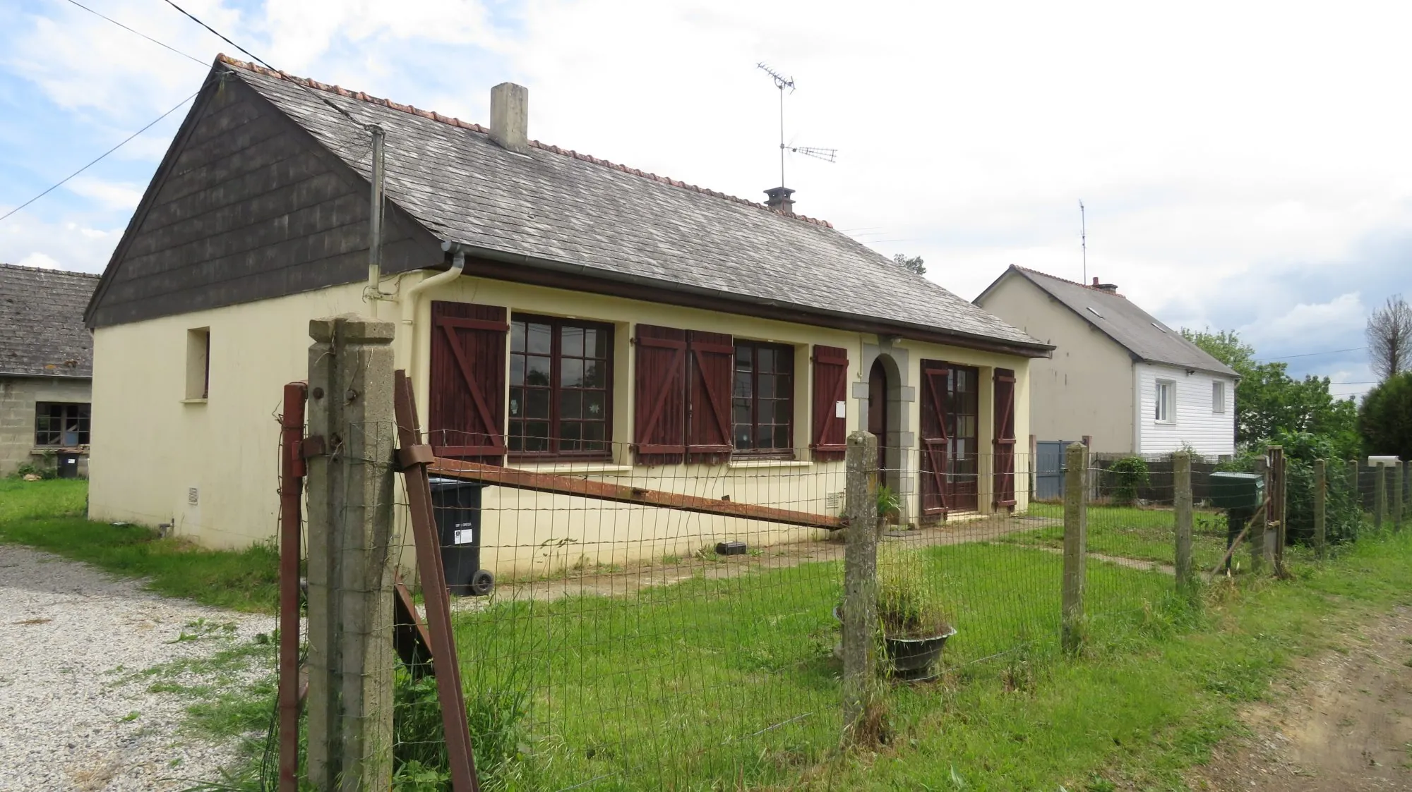 Maison à Guichen avec terrain et hangar à rénover en proche gare 