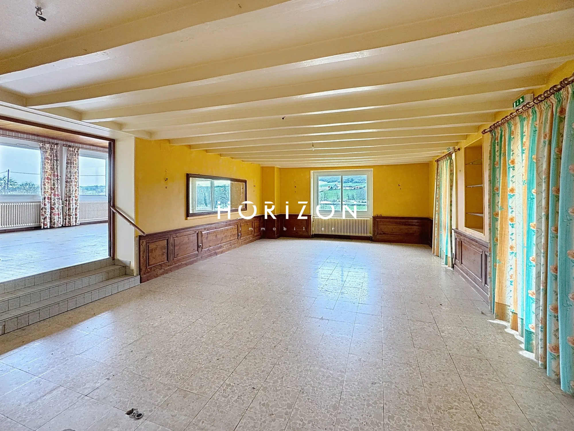Ensemble immobilier ancien à vendre pour activités professionnelles ou associatives en Sud Bourgogne 