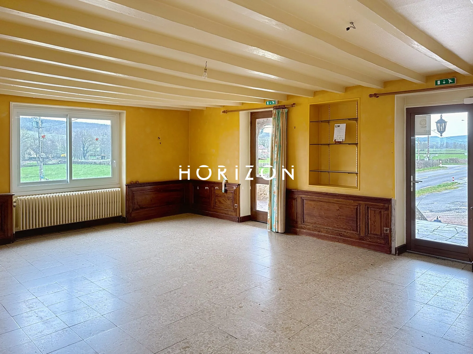 Ensemble immobilier ancien à vendre pour activités professionnelles ou associatives en Sud Bourgogne 