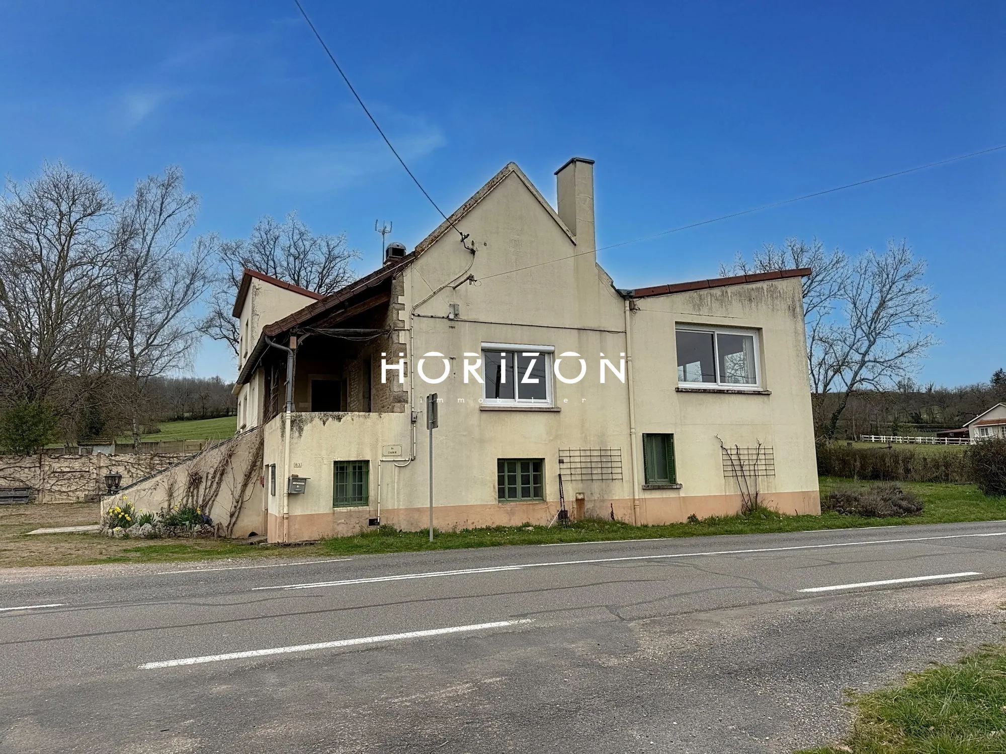 Ensemble immobilier ancien à vendre pour activités professionnelles ou associatives en Sud Bourgogne 