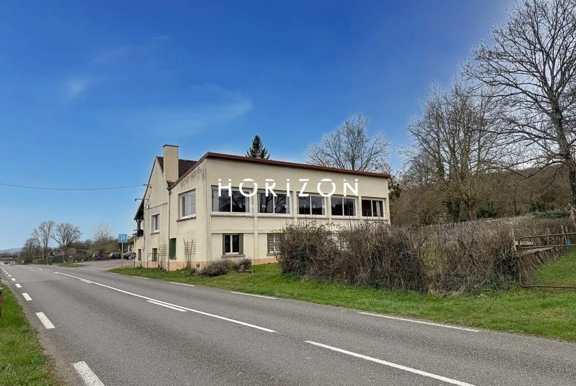Ensemble immobilier ancien à vendre pour activités professionnelles ou associatives en Sud Bourgogne 
