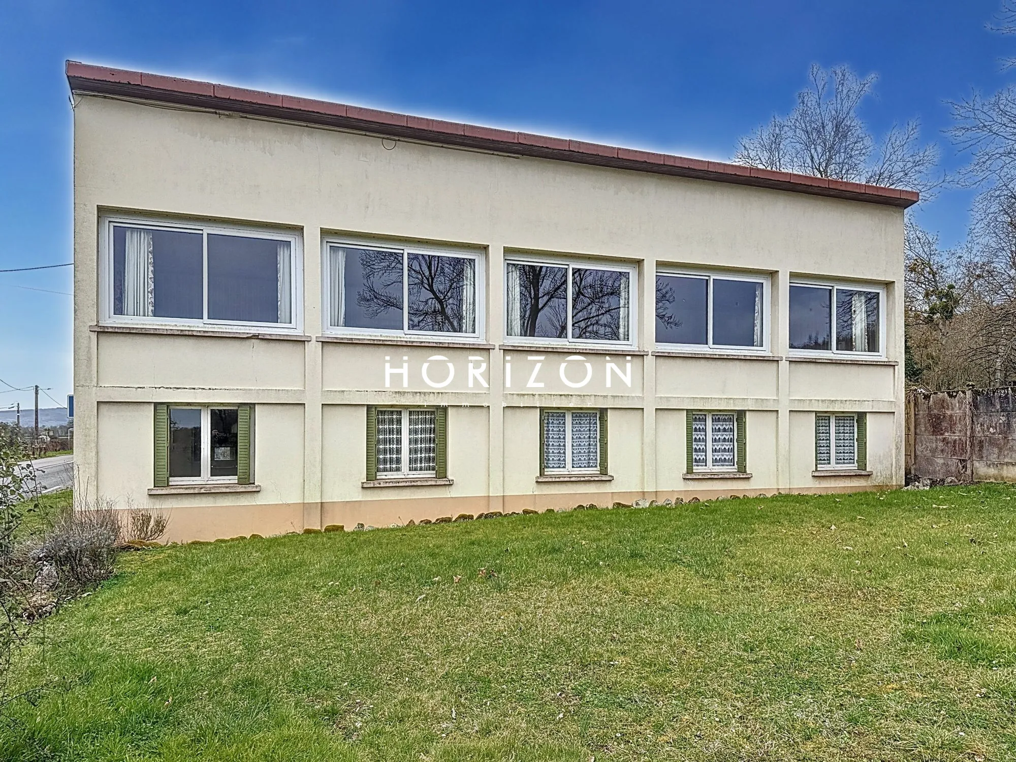 Ensemble immobilier ancien à vendre pour activités professionnelles ou associatives en Sud Bourgogne 
