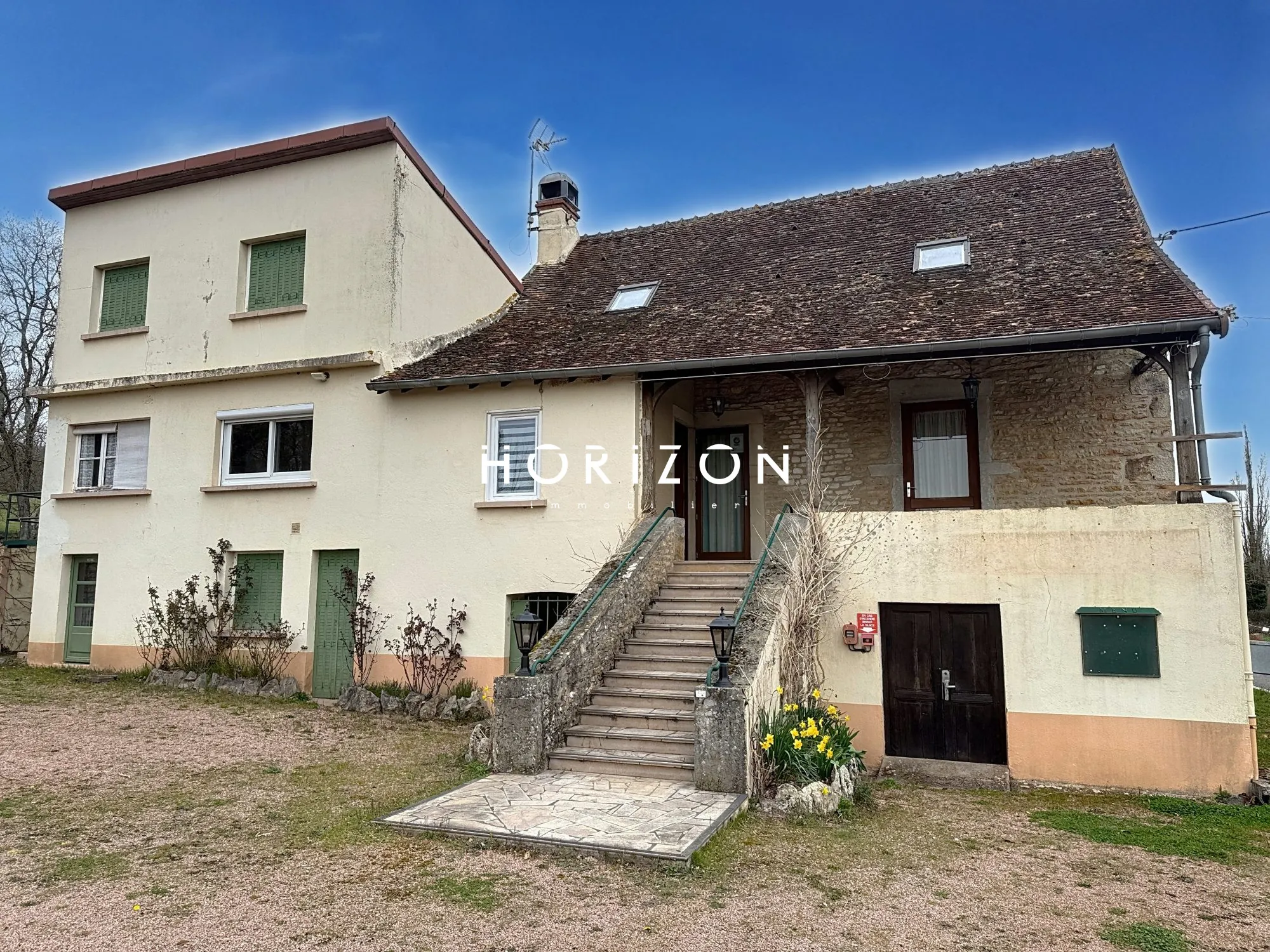 Ensemble immobilier ancien à vendre pour activités professionnelles ou associatives en Sud Bourgogne 