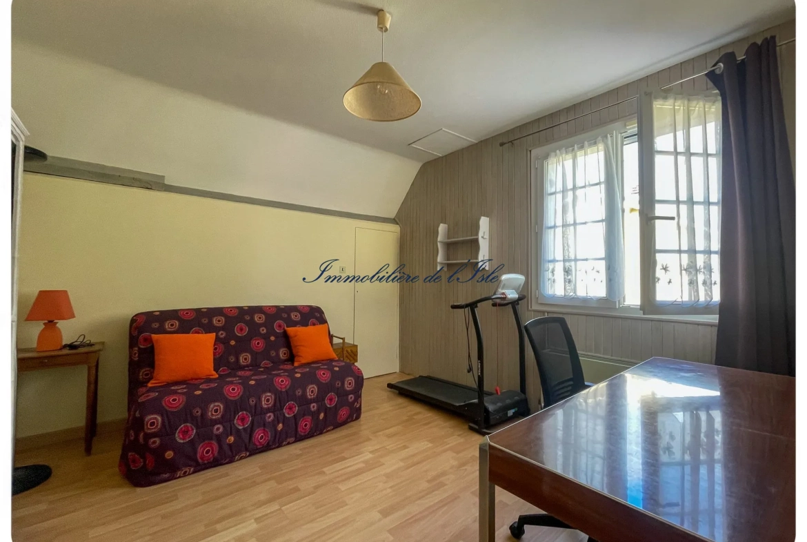 Maison familiale authentique à Coulounieix-Chamiers, à 5 min de Périgueux, avec terrain piscinable et garage 