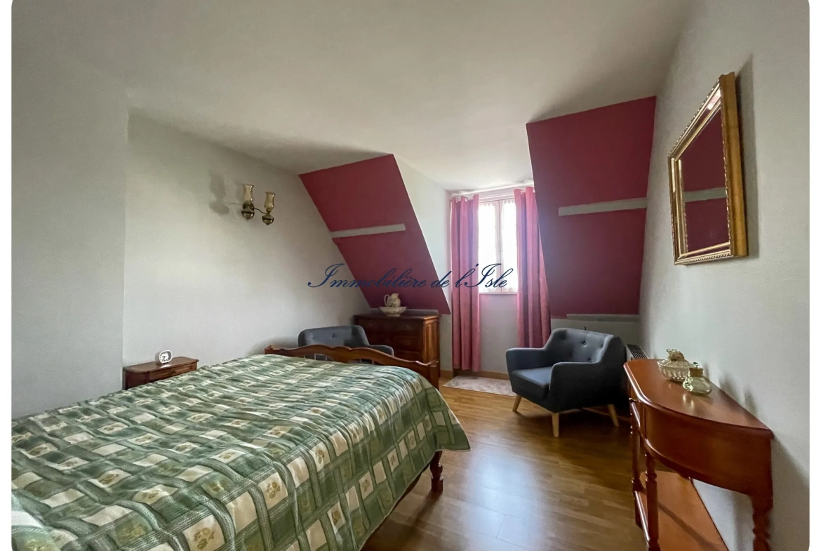 Maison familiale authentique à Coulounieix-Chamiers, à 5 min de Périgueux, avec terrain piscinable et garage 