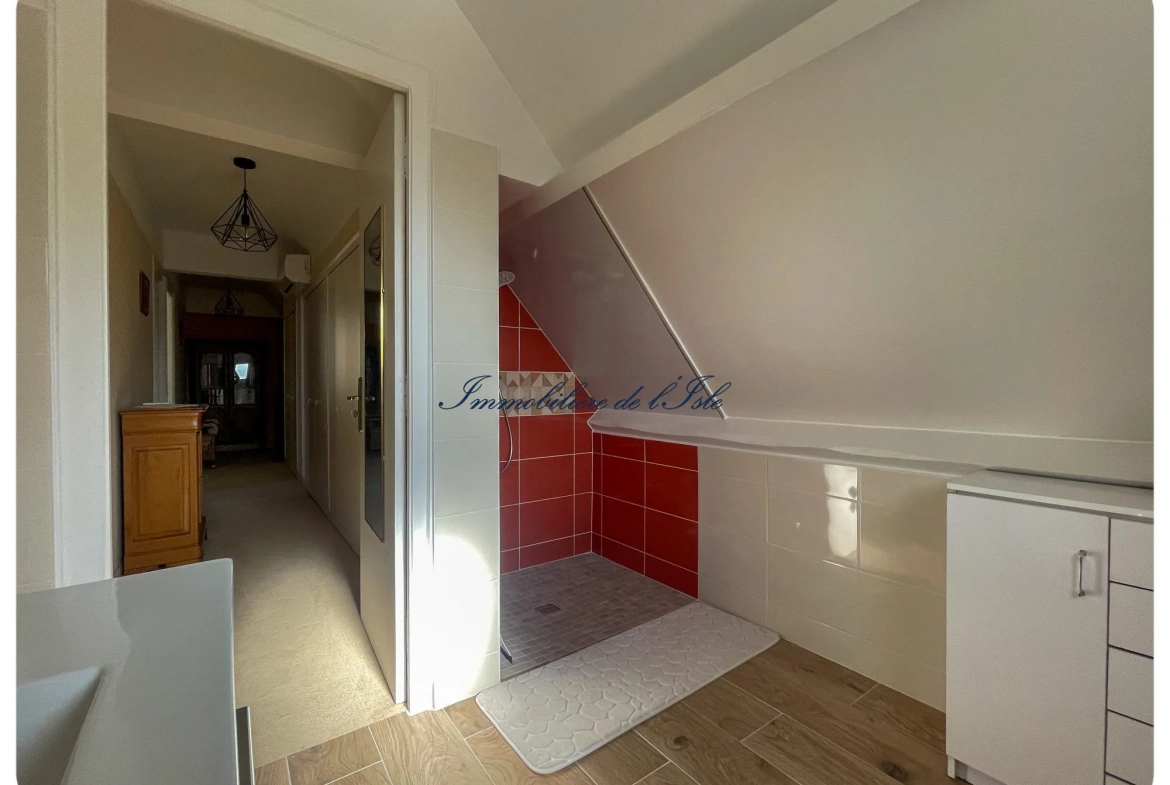 Maison familiale authentique à Coulounieix-Chamiers, à 5 min de Périgueux, avec terrain piscinable et garage 