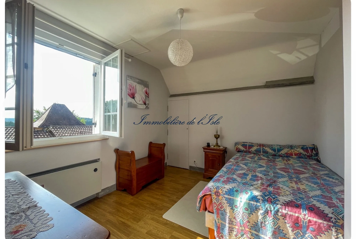 Maison familiale authentique à Coulounieix-Chamiers, à 5 min de Périgueux, avec terrain piscinable et garage 