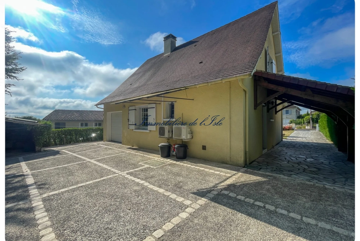 Maison familiale authentique à Coulounieix-Chamiers, à 5 min de Périgueux, avec terrain piscinable et garage 