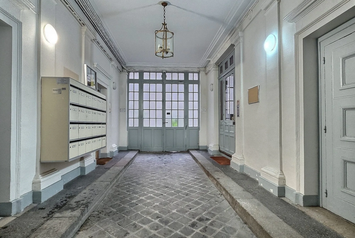 Studio à Paris IX proche Square Montholon - 14,20 m² à rénover 